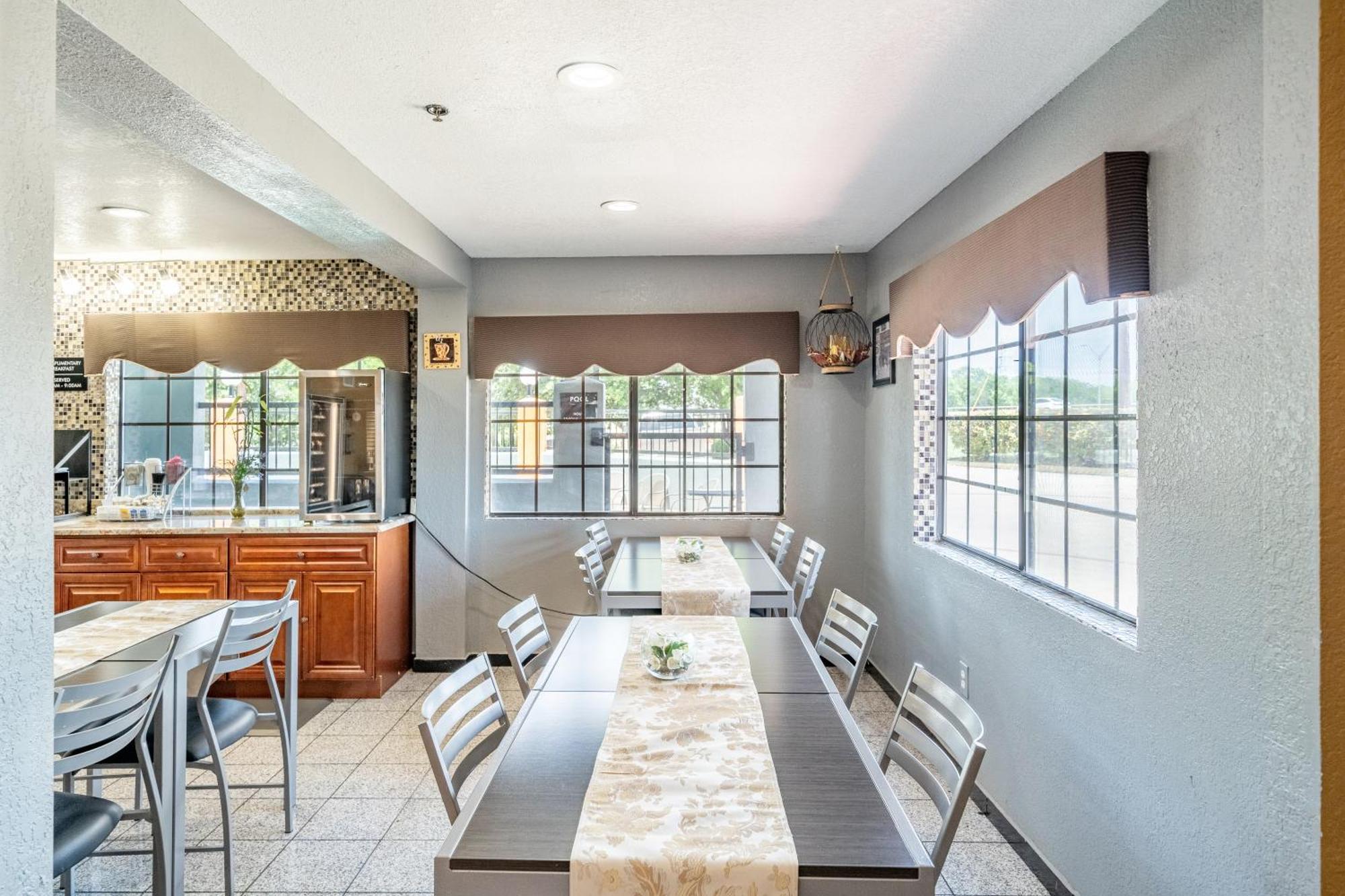 Super 8 By Wyndham San Antonio/Riverwalk Area Экстерьер фото